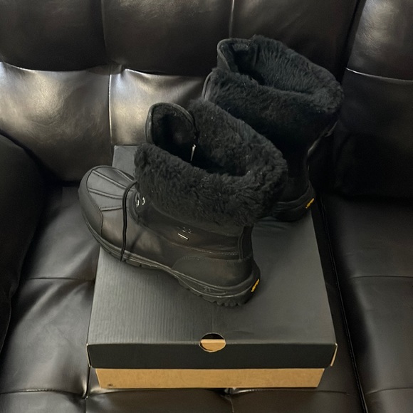 UGG Shoes Brand New Mens Black Ugg Boots With Fur Like Lining